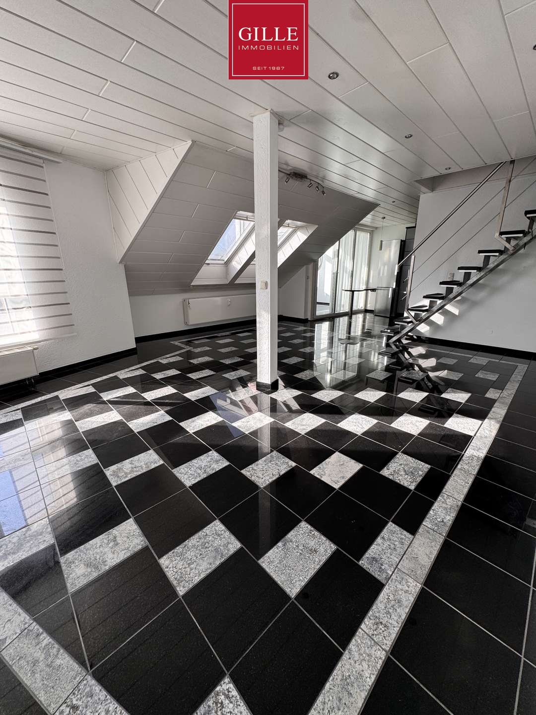 Kein 08/15: Exklusive Dachgeschosswohnung mit Wintergarten, TG-Stellplatz und Fernblick